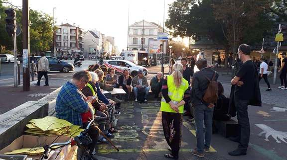 une personne ou plus, personnes debout, personnes assises, foule et plein air
