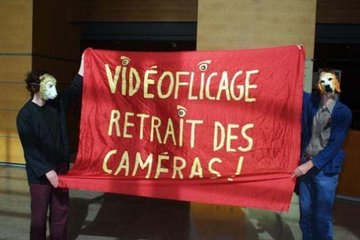 le 7 septembre 2001 devant la galerie de l’évolution du Jardin des plantes sous les masques - 35.3 ko
