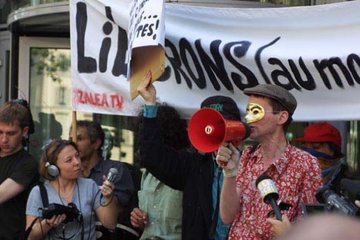12 mai 2001 devant le siège de M6 pour dénoncer l’arrivée de la télé réalité en France avec "Loft story" - 44 ko
