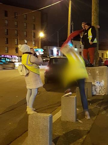 1 personne, debout, nuit et plein air