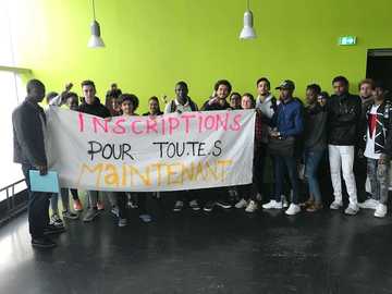 14 personnes, personnes souriantes