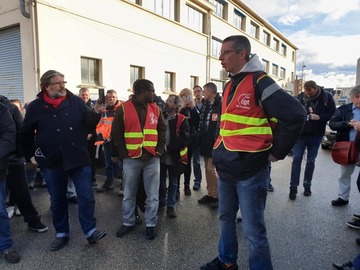 3 personnes, personnes debout et plein air