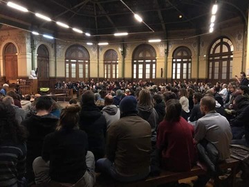 une personne ou plus, personnes debout, foule et intérieur