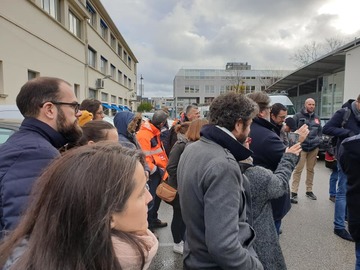2 personnes, foule et plein air