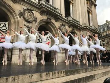 une personne ou plus, personnes debout et plein air