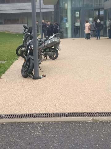 une personne ou plus, moto et plein air